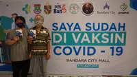 Pasangan Lansia warga Kecamatan Kosambi Menerima Dosis Vaksin Pertama di Pusat Vaksinasi Banda City Mall, Jumat (9/4/2021).