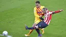 Striker Athletic Bilbao, Iker Muniain (kanan) melepaskan tendangan dibawah tekanan bek Barcelona, Sergino Dest dalam laga lanjutan Liga Spanyol 2020/21 di San Mames Stadium, Bilbao, Rabu (6/1/2021). Athletic Bilbao kalah 2-3 dari Barcelona. (AFP/Ander Gillenea)