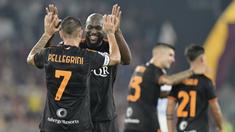 Pemain AS Roma, Romelu Lukaku, melakukan selebrasi bersama Lorenzo Pellegrini setelah mencetak gol ke gawang Frosinone pada laga pekan ketujuh Serie A 2023/2024 di Stadion Olimpico, Roma, Senin (02/10/2023). AS Roma menang dengan skor 2-0. (Alfredo Falcone/LaPresse via AP)