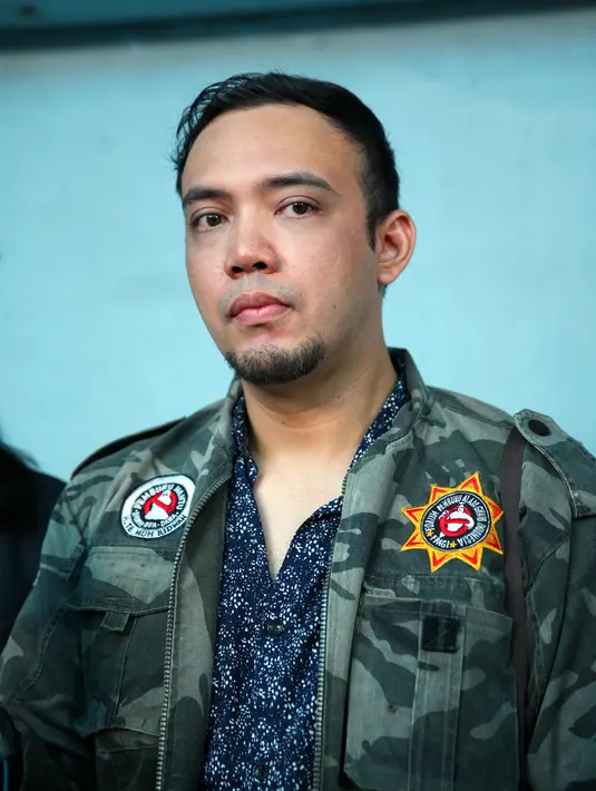 Sabtu dini hari, (27/1/2018), Sandy Tumiwa bersama pihak kepolisian dan warga setempat melakukan penggerebekan di rumah mantan istrinya yang terletak di kawasan Duren Tiga, Jakarta Selatan. (Nurwahyunan/Bintang.com)