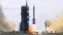 Roket Long March-2F Y12 yang membawa astronaut China dalam pesawat ruang angkasa Shenzhou-12 lepas landas dari Pusat Peluncuran Satelit Jiuquan, China, Kamis (17/6/2021). China sukses meluncurkan Shenzhou-12 yang membawa tiga astronaut (taikonaut) mereka ke luar angkasa. (AP Photo/Ng Han Guan)