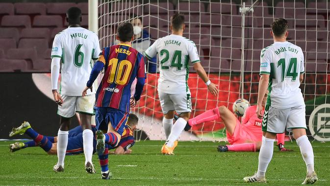 Bek Spanyol Barcelona, Jordi Alba (kiri), mencetak gol ketiga untuk timnya ke gawang Elche pada lanjutan Liga Spanyol di Camp Nou, Kamis (25/2/2021) dini hari WIB. Barcelona menang 3-0 atas Elche melalui Lionel Messi yang mencetak dua gol, sedangkan satu gol lagi dicetak Jordi Alba. (LLUIS GENE/AFP)