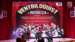 Seniman ventriloquist atau seni berbicara tanpa menggerakkan bibir berinteraksi dengan penonton anak-anak dalam pertunjukan Ventriloquist Indonesia di Perpustakaan Nasional, Jakarta, Rabu (4/7). (Liputan6.com/Immanuel Antonius)