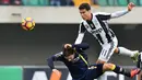 Pemain Chievo Verona, Perparim Hetemaj (kiri) berduel dengan pemain Juventus, Hernanes pada laga Serie A di Bentegodi Stadium, (6/11/2016). (AFP/Giuseppe Caace)