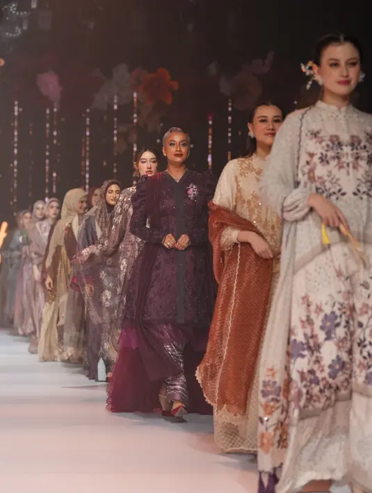 Setiap langkah di panggung mencerminkan harmoni antara tradisi dan inovasi, menghadirkan kisah yang tertuang dalam desain yang elegan dan penuh makna. [Dok. Heaven Lights]