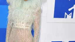 Penyanyi Beyonce tampil dengan 'sayap' di pundaknya saat menghadiri ajang MTV Video Music Awards (VMA) 2016 di New York, Minggu (28/8). Beyonce juga mencuri perhatian dengan gaun dramatis yang dihiasi kristal serta bulu. (AFP PHOTO/Angela Weiss)