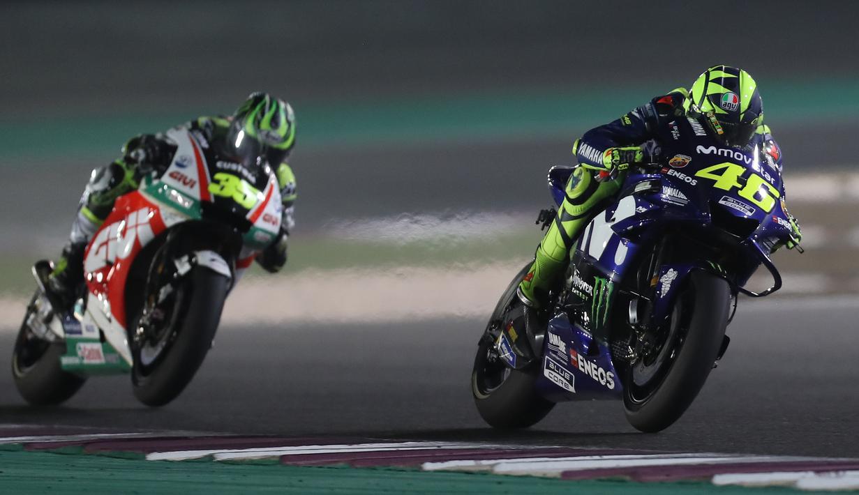 Pembalap Movistar Yamaha Valentino Rossi memacu motornya saat mengikuti balapan MotoGP Qatar 2018 di Sirkuit Internasional Losail (18/3). Dalam seri pembuka ini Valentino Rossi  hanya berada di peringkat tiga. (AFP Photo/Karim Jaafar)