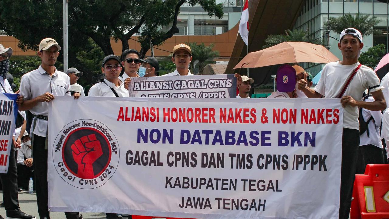 FOTO: Ribuan Honorer Non-Database Geruduk Monas, Tuntut Kepastian Status dan Perlindungan Kerja