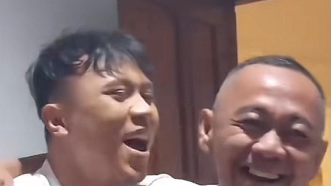 Sempat Berseteru, Ini Momen Food Vlogger Juju dan Bang Madun 'Nyak Kopsah' Damai Pelukan Erat