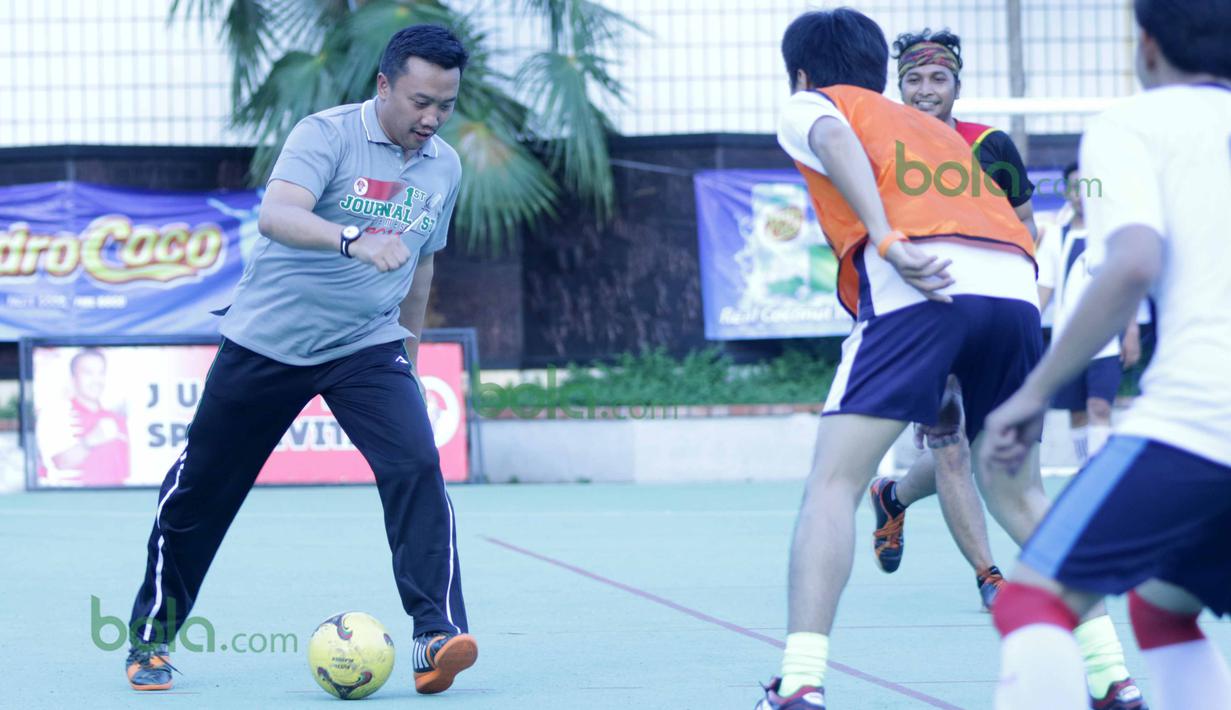 Aksi Menteri Pemuda Dan Olah Raga, Imam Nahrowi saat bermain Futsal di Kantor Kemenpora, Jakarta, Jumat (26/2/2016). (Bola.com/Nicklas Hanoatubun)