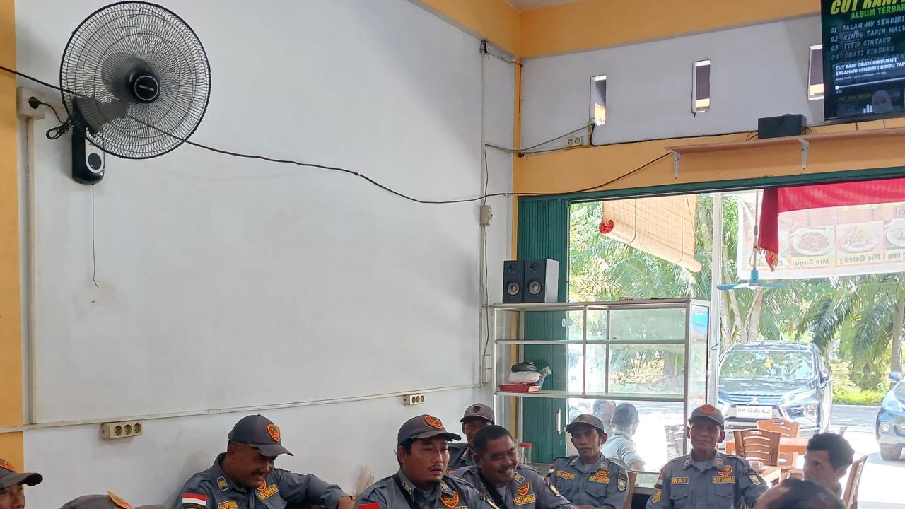 Kapolsek Siak Kecil, Bengkalis Ngupi Bareng Linmas