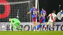 Penjaga gawang Barcelona Marc-Andre ter Stegen gagal menyelamatkan bola saat pemain Rayo Radamel Falcao mencetak gol pada pertandingan La Liga Spanyol di Stadion Vallecas, Madrid, Spanyol, 27 Oktober 2021. Barcelona kalah 0-1. (AP Photo/Manu Fernandez)