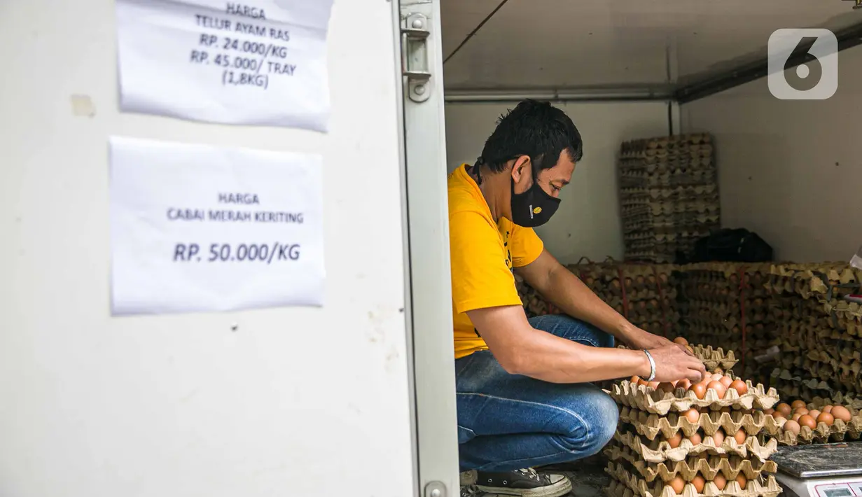 Petugas menata telur ayam ras saat Gelar Pangan Murah (GPM) di Pasar Cipete, Jakarta, Selasa (29/12/2020). Gelar Pangan Murah (GPM) tersebut dilaksanakan oleh Kementerian Pertanian bekerja sama dengan Dinas Ketahanan Pangan, Kelautan dan Perikanan (DKPKP) DKI Jakarta. (Liputan6.com/Faizal Fanani)