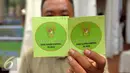 Pengunjung menunjukan kupon service gratis di kawasan Lapangan Banteng, Jakarta, Jumat (11/12). Kegiatan ini memperingati Hari Juang Kartika Tahun 2015 dan berlangsung sampai hari Minggu (13/12). (Liputan6.com/Faisal R Syam)
