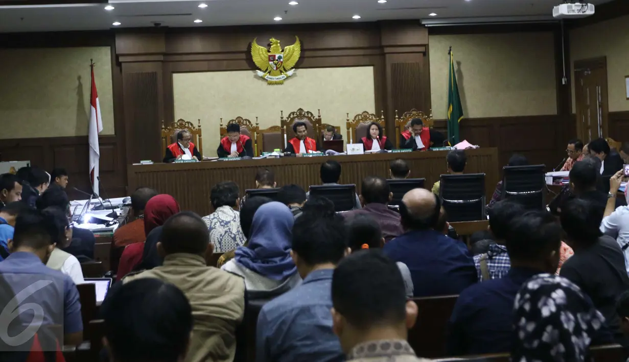 Suasana saat sidang lanjutan dugaan korupsi proyek E-KTP dengan terdakwa mantan pejabat Kementerian Dalam Negeri Irman dan Sugiharto dengan agenda mendengarkan keterangan saksi di Pengadilan Tipikor Jakarta, Kamis (16/3). (Liputan6.com/Helmi Afandi)