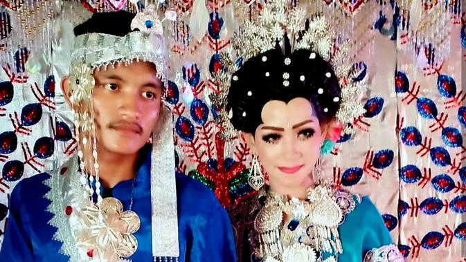 Baju pengantin Aksa dan Mita beda warna (Fauzan/Liputan6.com)