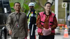 Komisaris PT Hanson International Tbk (MYRX) Benny Tjokrosaputro (kanan) tiba untuk menjalani pemeriksaan penyidik Kejaksaan Agung di Gedung KPK, Jakarta, Senin (9/3/2020). Benny diperiksa sebagai tersangka terkait kasus dugaan korupsi di PT Asuransi Jiwasraya (Persero). (merdeka.com/Dwi Narwoko)