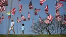 Dua orang pria berjalan diantara 3.000 bendera AS pada peringatan 15 tahun bagi para korban 11 September, 2001 di Malibu, California, (11/09). Mereka meninggal ketika tragedi pesawat  WTC, ke Pentagon serta kawasan Shanksville. (REUTERS/Lucy Nicholso)