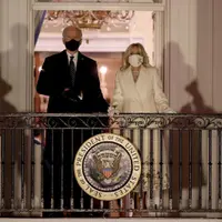 Gaun dan mantel Jill Biden terinspirasi busana pengantin Meghan Markle (Instagram Gabriela Hearst)