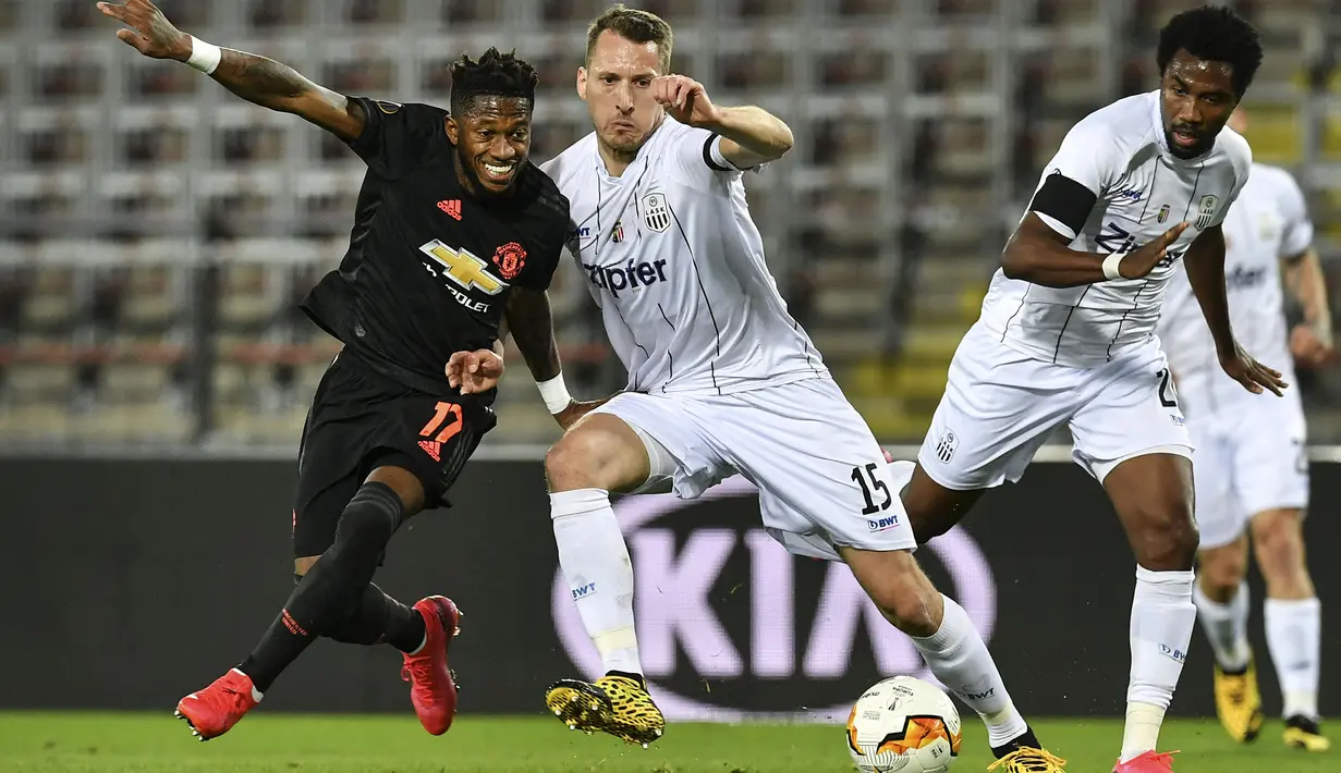 Gelandang Manchester United, Fred, berebut bola dengan pemain LASK pada leg pertama 16 besar Liga Europa di Linzer Stadion, Linz, Austria, Jumat (13/3). Manchester United menang telak 5-0 atas LASK. (AP/Kerstin Joensson)