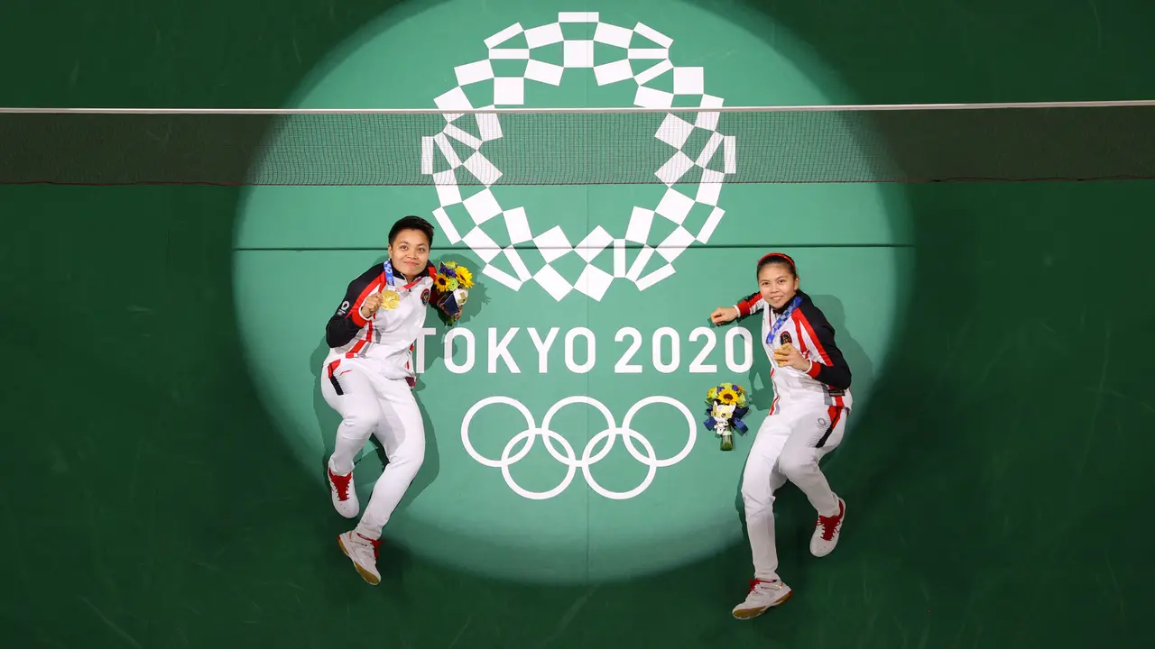Foto: Momen Luapan Kegembiraan Pasangan Greysia Polii dan Apriyani Rahayu Saat Berhasil Sabet Medali Emas Olimpiade Tokyo 2020