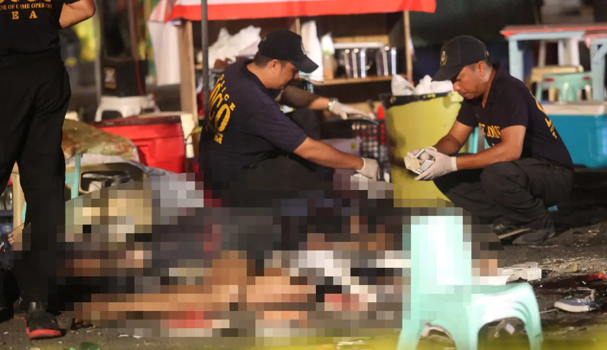 Petugas kepolisian mengindentifikasi sejumlah korban ledakan bom yang terjadi di kota Davao, Filipina, (2/9). Serangan bom tersebut terjadi di luar Hotel Marco Polo. (REUTERS/Lean Daval Jr)