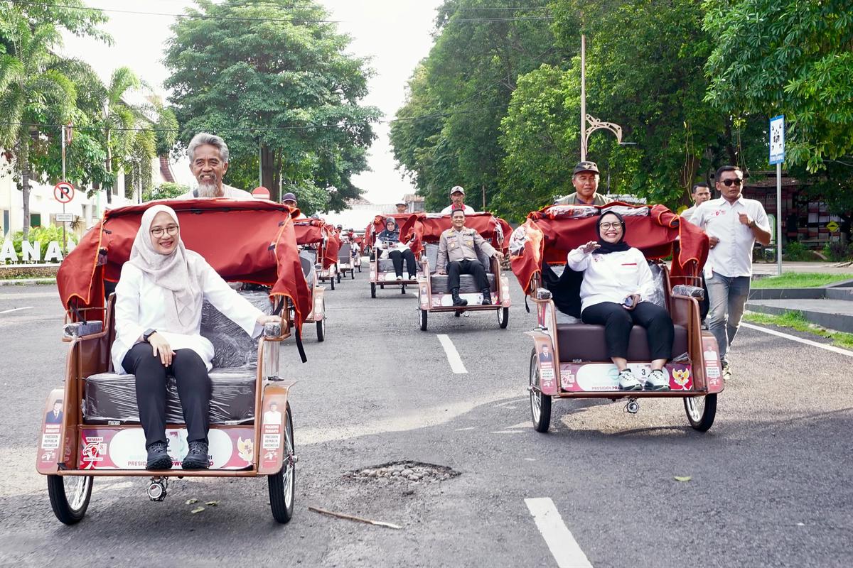 Bupati Ipuk Serahkan 200 Becak Listrik Bantuan Presiden ke Pengemudi Becak Lansia Banyuwangi
