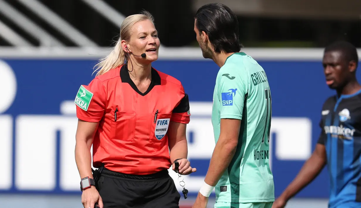 Bibiana Steinhaus. Wasit wanita asal Jerman ini menjadi wasit pertama yang memimipin di Liga Jerman, tepatnya di Bundesliga 2 pada tahun 2007. Setelah itu dipercaya memimpin di Bundesliga 1 hingga dipercaya FIFA dan UEFA untuk memimpin pertandingan di kategori wanita. (AFP/Friso Gentsch/Pool)