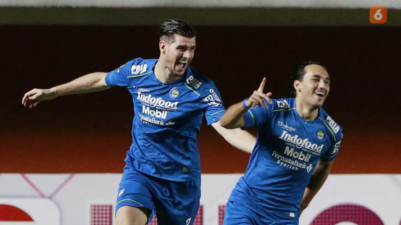 FOTO: 5 Gol dan 2 Kartu Merah Tersaji, Persib Bandung Singkirkan Persebaya Surabaya 3-2 - Ezra Walian
