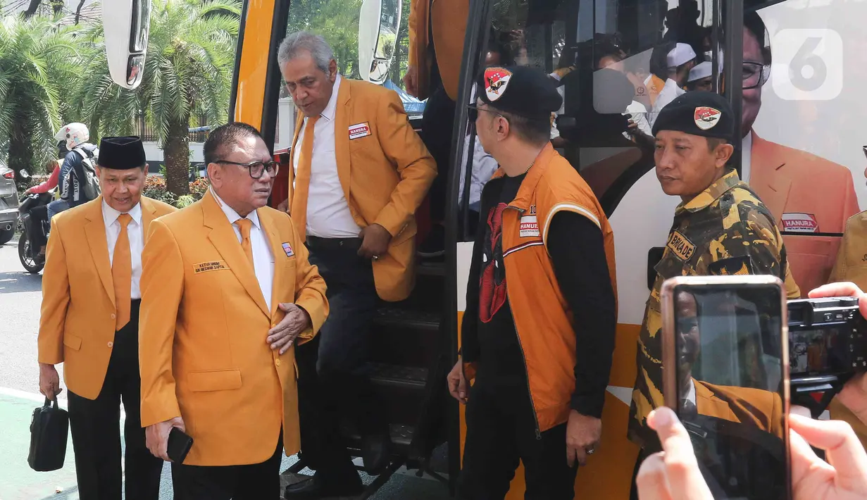 Rombongan Partai Hanura tiba di KPU sekitar pukul 10.00 WIB. (Liputan6.com/Herman Zakharia)