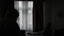 Petugas kesehatan menggunakan APD berbincang dengan tunawisma pasien virus corona di kamar hotel di Praha, Senin (8/3/2021). Hotel yang dulunya menjadi tujuan wisatawan internasional itu kini membuka pintunya bagi para tunawisma yang sakit terpapar Covid-19 atau perlu karantina. (MICHAL CIZEK/AFP)
