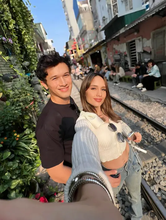 Penampilan serasi Cinta Laura dan Arya Vasco liburan bareng ke Vietnam dengan outfit kasual yang stylish. [@claurakiehl]