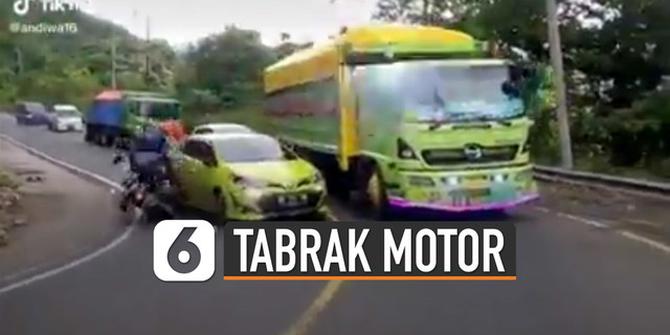 VIDEO: Menyalip Truk di Tikungan, Mobil Tabrak Pengendara Motor