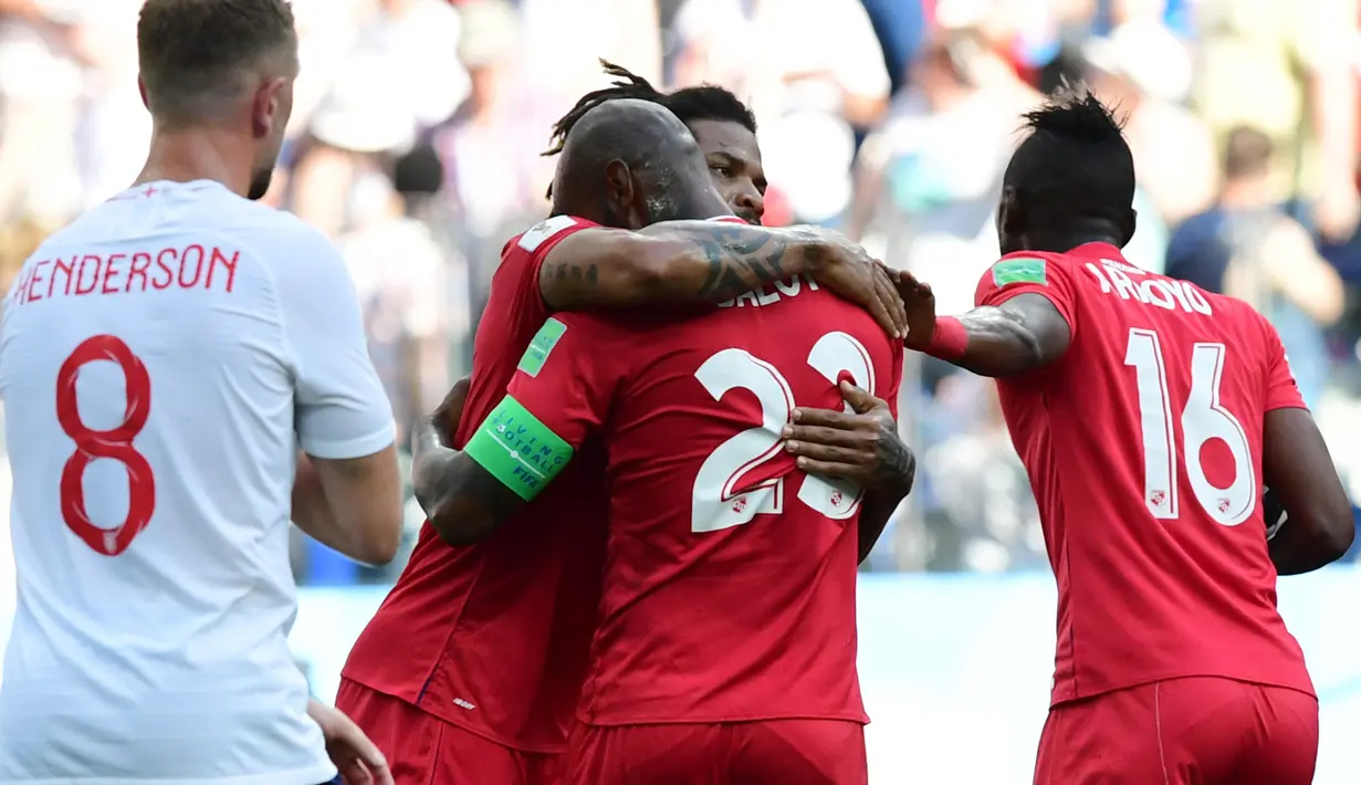 Bek Panama Felipe Baloy mereyakan gol bersama rekannya saat melawan Inggris dalam pertandingan Piala Dunia 2018 di Nizhny Novgorod Stadium, Rusia (24/6). (AFP/Martin Bernetti)