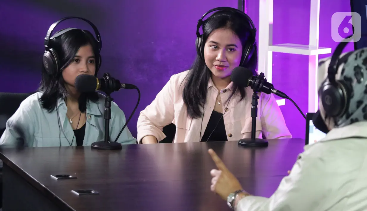 Duet Mayang dan Chika saat tampil dalam acara Podcast di studio Liputan6.com, Jakarta, Rabu (19/1/2022). Dalam acara bincang ringan tersebut, adik dari mendiang Vannesa Angel tersebut banyak bercerita seputar kehidupan dan karier. (Liputan6.com/Helmi Fithriansyah)