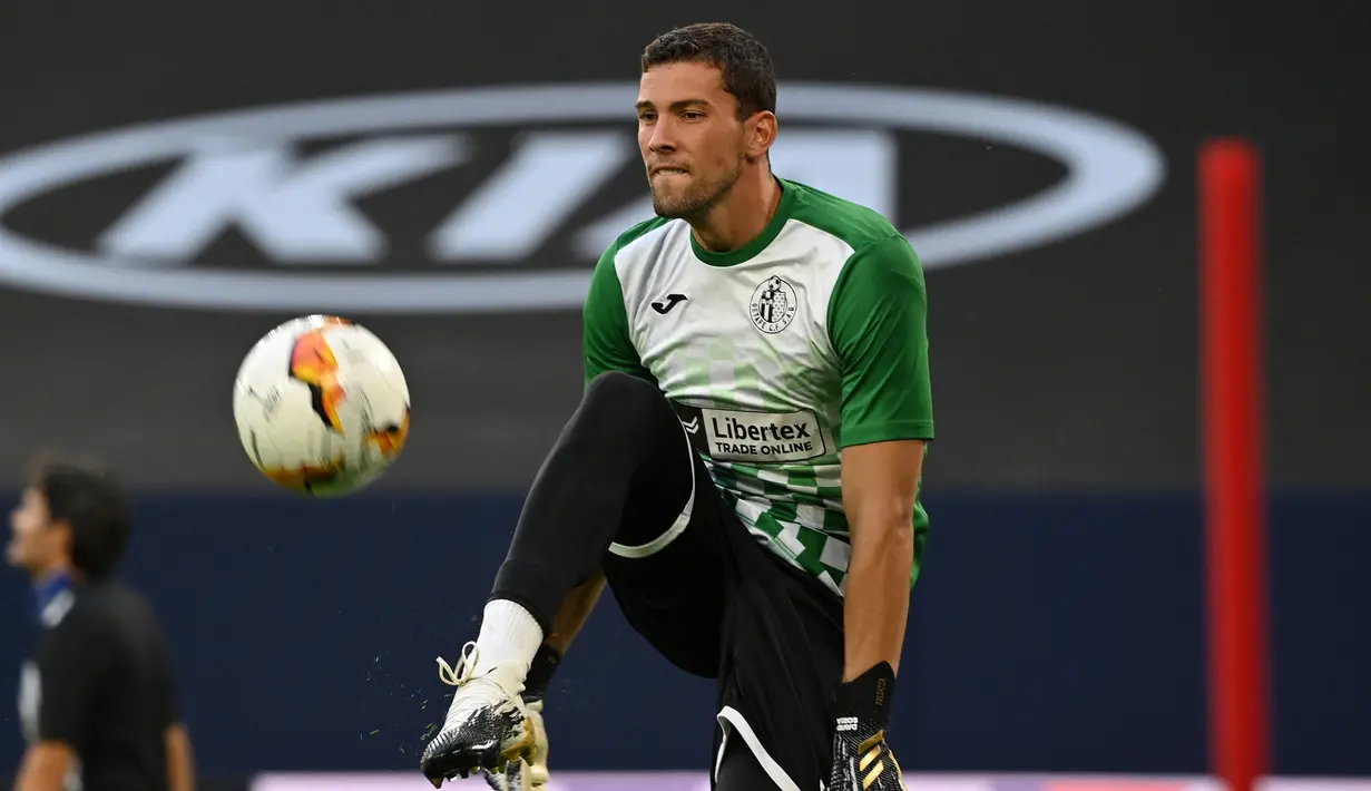 David Soria. Kiper kelahiran Madrid berusia 29 tahun yang sejak awal musim 2018/2019 memperkuat Getafe usai didatangkan dari Sevilla dengan nilai transfer 3 juta euro ini belum sekalipun membela Timnas Spanyol, bahkan untuk level kelompok umur sekalipun. Bersama Getafe ia telah tampil dalam 148 laga di semua ajang dengan torehan 54 kali clean sheet dan kebobolan 154 gol. Musim 2022/2023 ini ia telah tampil di dua laga awal Liga Spanyol dan bermain penuh selama 90 menit. (AFP/Pool/Ina Fassbender)