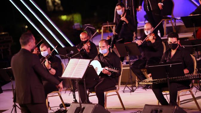 Sejumlah musisi tampil dalam konser di Gedung Opera Kairo, Mesir, Kamis (9/7/2020). Gedung Opera Kairo kembali dibuka dengan menerapkan langkah-langkah anti-COVID-19 yang ketat. (Xinhua/Ahmed Gomaa)