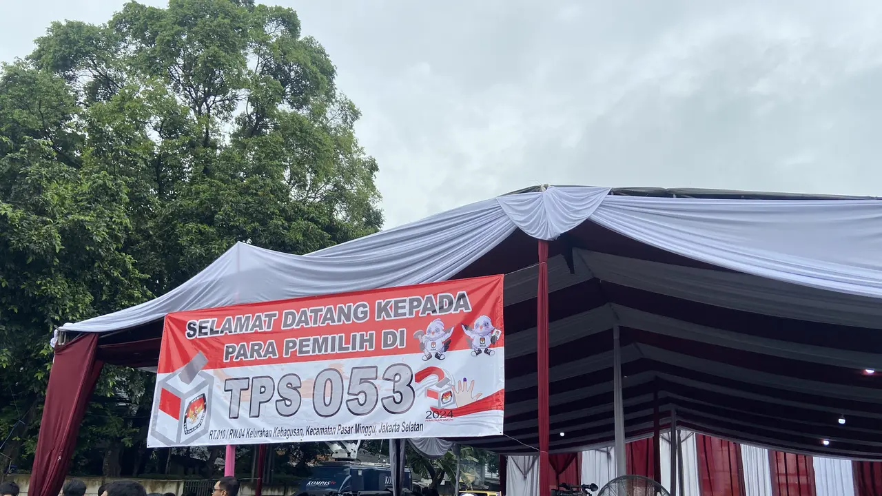 Megawati Soekarnoputri mencoblos di TPS 53 di Kebagusan Jakarta Selatan