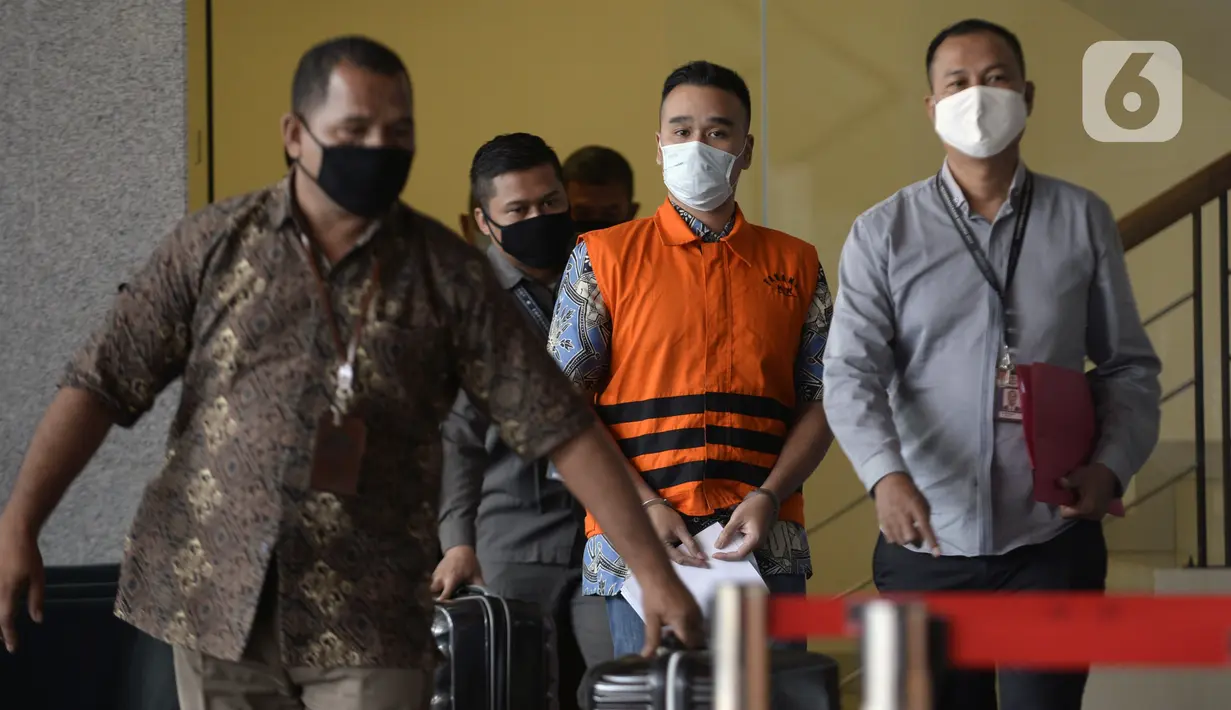 Menantu mantan Sekretaris MA Nurhadi, Rezky Hebriyono (tengah) memakai rompi tahanan usai ditangkap KPK di Gedung KPK, Jakarta, Selasa (2/6/2020). KPK menangkap Nurhadi beserta menantunya terkait kasus dugaan suap gratifikasi pengurusan perkara di MA Tahun 2011-2016. (merdeka.com/Dwi Narwoko)