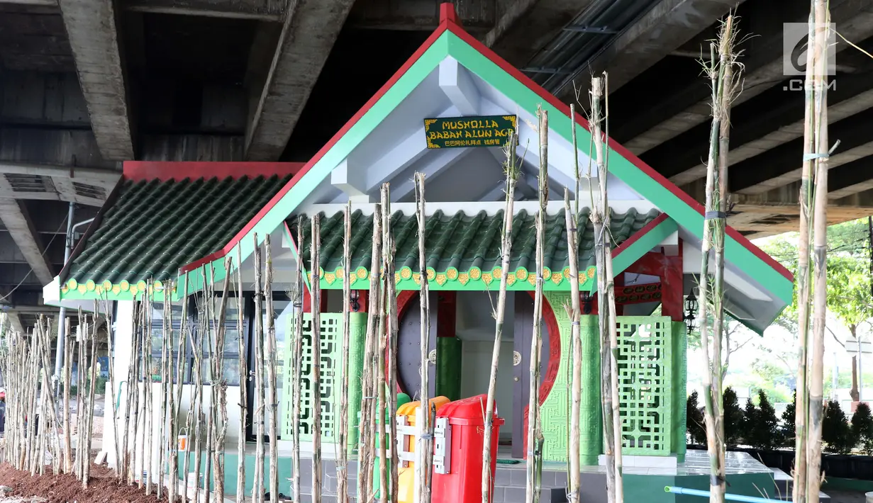 Batang-batang bambu tertanam di sisi Musala Babah Alun AGP di Jalan Pasir Putih, Pademangan, Jakarta, Rabu (6/2). Kedepan, kehadiran tanaman bambu akan membuat musala itu terlihat lebih asri. (Liputan6.com/Helmi Fithriansyah)