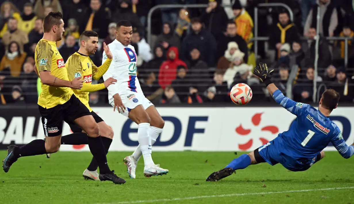 <p>Penyerang PSG, Kylian Mbappe saat mencetak gol ke gawang Pays de Cassel pada pertandingan babak 32 besar Piala Prancis di stadion Bollaert-Delelis di Lens, Prancis pada 23 Januari 2023. Mbappe menorehkan sejarah pemain pertama PSG yang berhasil mencetak lima gol dalam sebuah pertandingan. (AFP/Francois Lo Presti)</p>