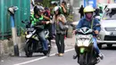 Penumpang membayar ongkos kepada pengemudi ojek online di Jakarta, Selasa (10/3/2020). Kementerian Perhubungan (Kemenhub) melalui Direktorat Jenderal Perhubungan Darat resmi menaikkan tarif batas atas dan tarif batas bawah ojek online. (Liputan6.com/Angga Yuniar)