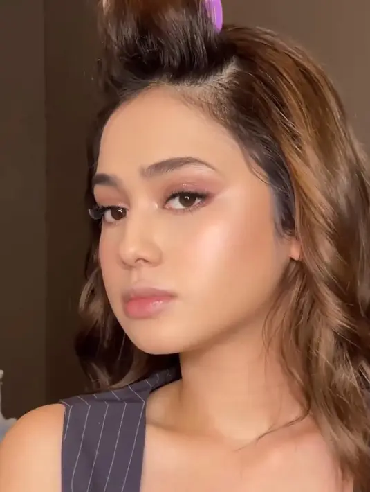 Sang MUA tampak memberikan complexion yang dewy dan glowing.  [@syifahadju/@itsfrankywu]