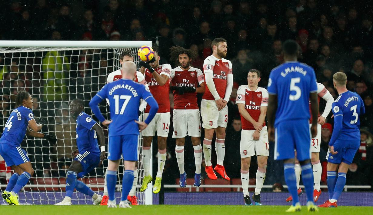 Pemain Cardiff City, Joe Bennett, melepaskan tendangan bebas ke gawang Arsenal pada laga Premier League di Stadion Emirates, Rabu (30/1). Arsenal menang 2-1 atas Cardiff City. (AFP/Ian Kington)