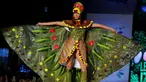 Seorang model berpose di atas catwalk mengenakan busana unik saat pergelaran Biofashion di Cali, Kolombia (19/11). Biofashion merupakan peragaan busana yang menampilkan karya terbuat dari tanaman dan bahan daur ulang lainnya. (Reuters/Jaime Saldarriaga)
