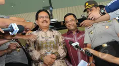 Menteri Koordinator Perekonomian Sofyan Djalil dan Menteri Perindustrian Saleh Husin usai melakukan Rapat Koordinasi dengan pimpinan Komisi Pemberantasan Korupsi (KPK), di Gedung KPK, Jakarta, Kamis (19/3/2015. (Liputan6.com/Herman Zakharia)