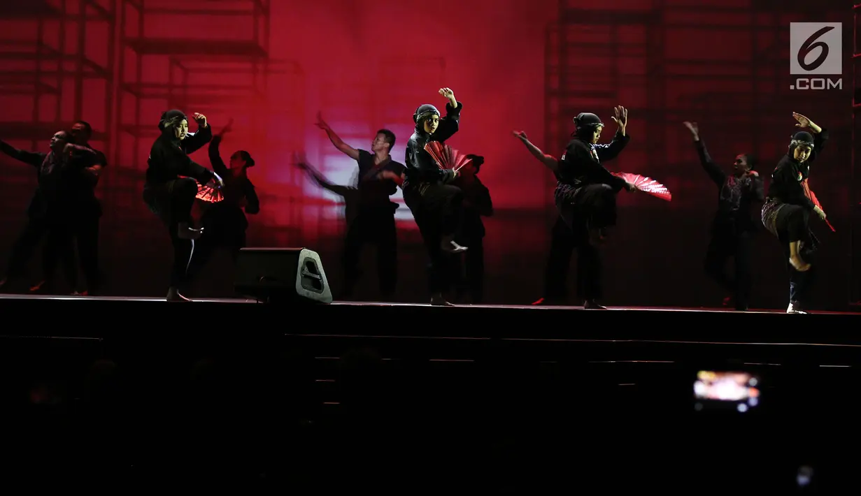 Penyanyi Dira Sugandi, Eka Deli, dan Gabriel Hervianto membawakan lagu berjudul Harmoni dalam Konser Pancasila Gemilang di JCC, Jakarta, Selasa (22/8). Lagu tersebut menggambarkan Sila Ketiga, Persatuan Indonesia. (Liputan6.com/Herman Zakharia)