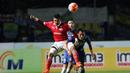 Bambang Pamungkas saat berduel dengan pemain Persib Bandung, Dias Angga pada laga Torabika SC 2016 di Stadion Gelora Bandung Lautan Api, Bandung, Sabtu (16/7/2016). (Bola.com/Nicklas Hanoatubun)