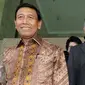 Menko Polhukam Wiranto (kiri) usai menyambangi Gedung KPK, Jakarta, Jumat (7/10). Kedatangannya secara khusus utuk menyetorkan Laporan Harta Kekayaan Pejabat Negara (LHKPN). (Liputan6.com/Helmi Afandi)