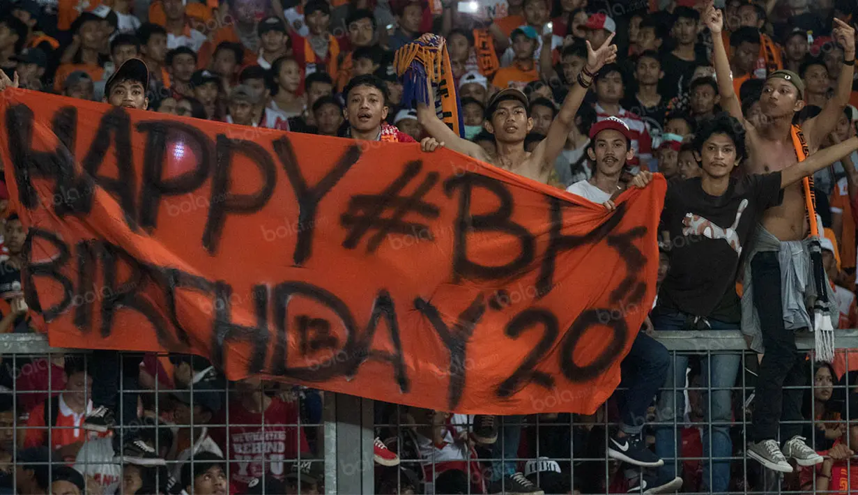 Memasuki usia 36 tahun terbilang bukan era keemasan bagi seorang pesepak bola, karena biasanya pemain sudah mulai memasuki masa pensiun.  Namun hal ini tidak menyurutkan semangat Bambang Pamungkas. (Bola.com/Vitalis Yogi Trisna)